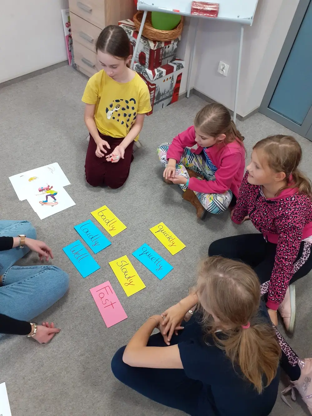 Dzieci uczące się angielksiego poprzez zabawę w klasie Matrix English img