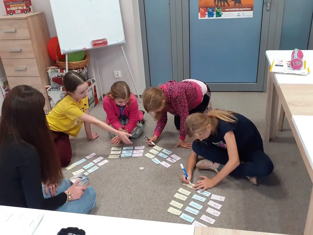 Dzieci uzapisują słówka w języku angielskim Matrix English img