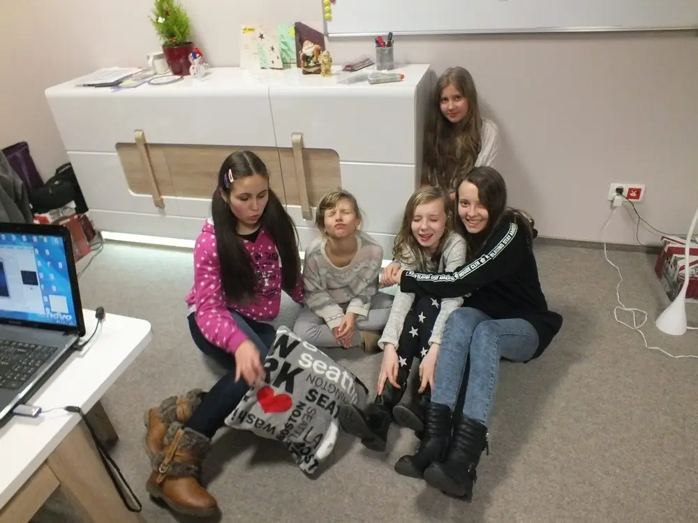 Dzieci w klasie Matrix English img