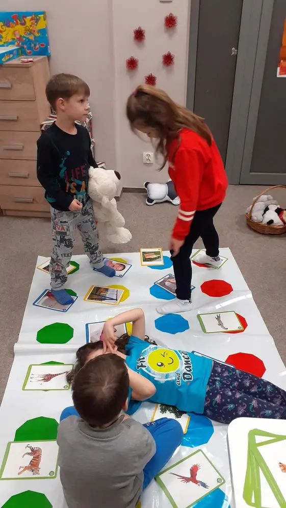 Nauka angielskiego poprzez zabawę w twister